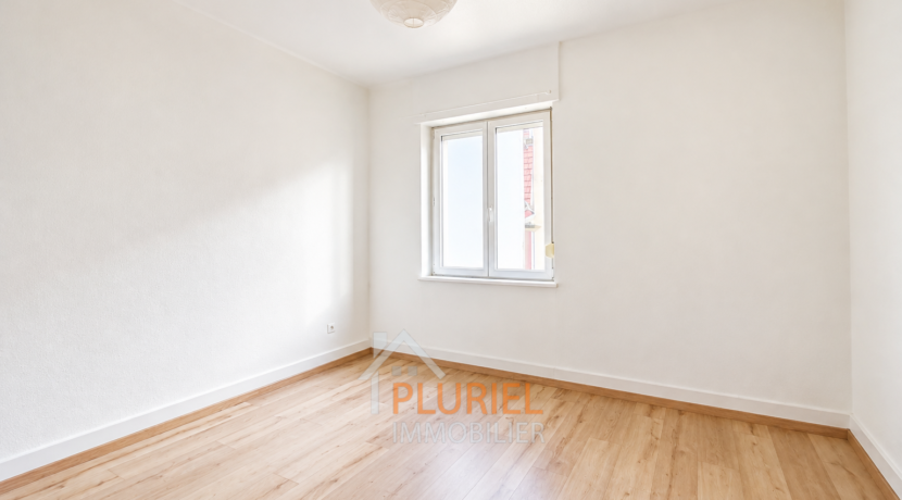 Chambre vide lumineuse avec fenêtre
