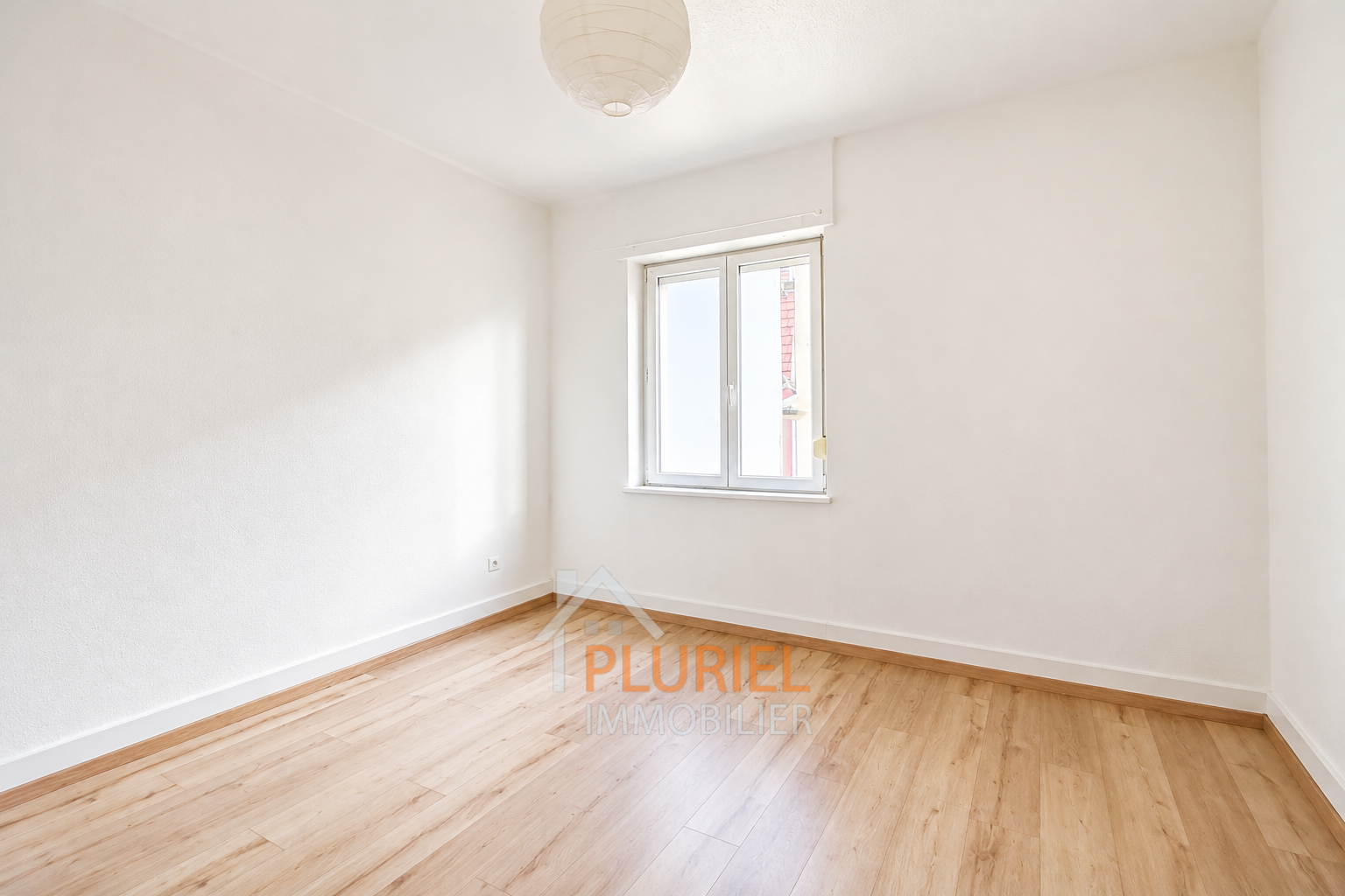 Chambre vide lumineuse avec fenêtre