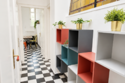 Couloir scandinave aux accents colorés