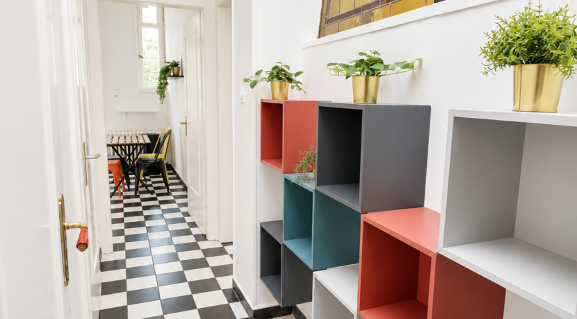 Couloir scandinave aux accents colorés