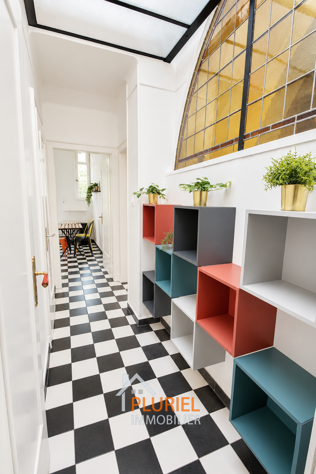 Couloir scandinave aux accents colorés