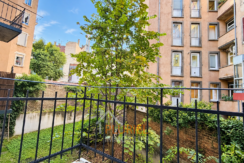 Cour intérieure verdoyante depuis un balcon