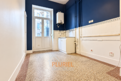 Cuisine de service bleue et blanche lumineuse
