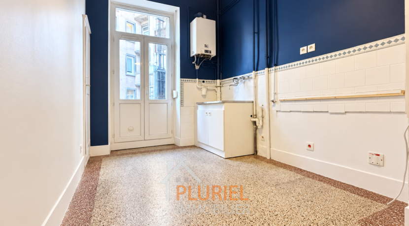 Cuisine de service bleue et blanche lumineuse