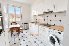 Cuisine européenne lumineuse avec fenêtre et carrelage géométrique