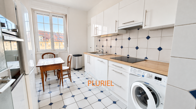 Cuisine européenne lumineuse avec fenêtre et carrelage géométrique