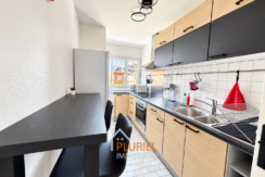 Cuisine galley moderne avec vue urbaine