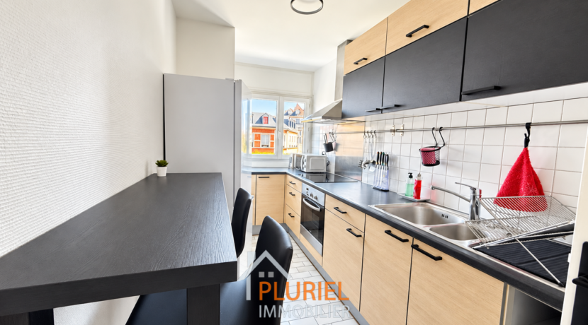 Cuisine galley moderne avec vue urbaine