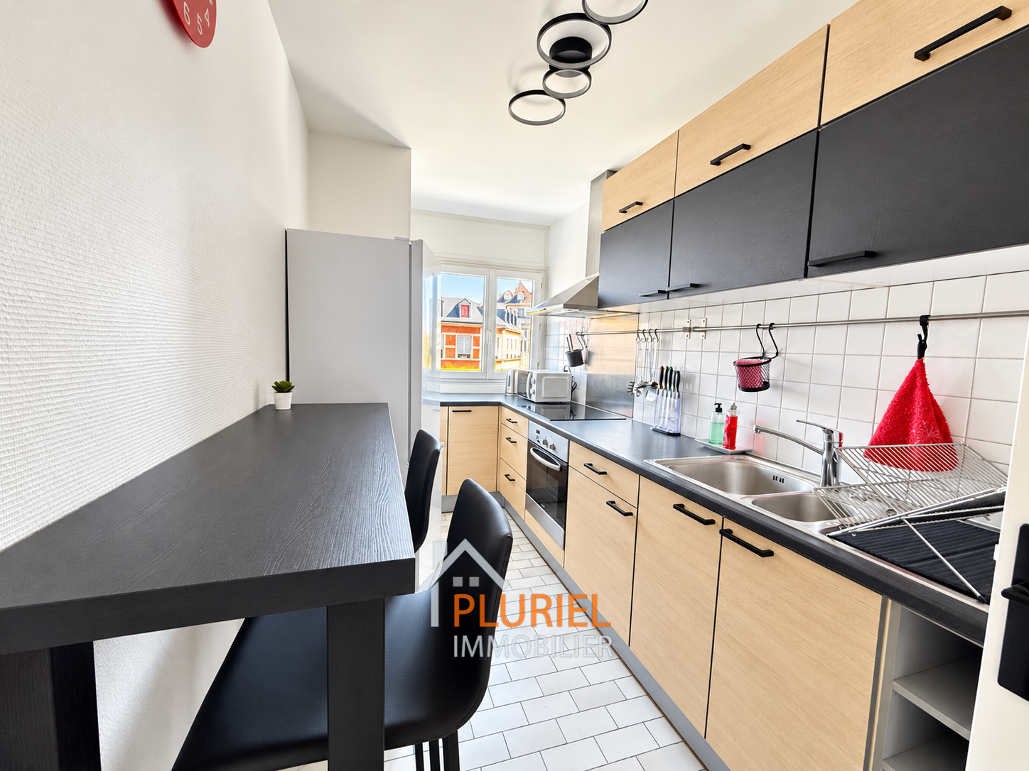 Cuisine galley moderne avec vue urbaine