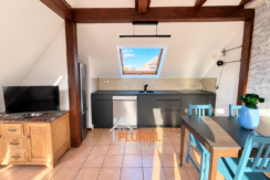 Cuisine loft lumineuse sous les poutres