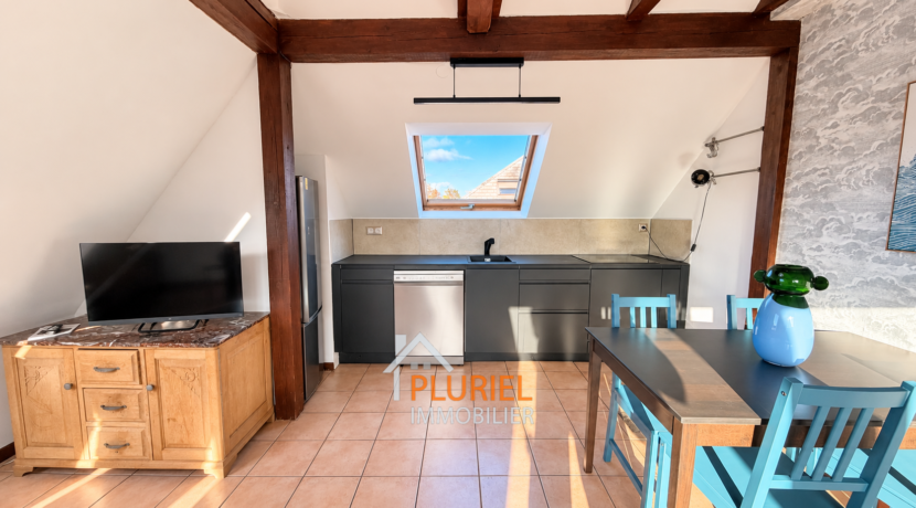 Cuisine loft lumineuse sous les poutres