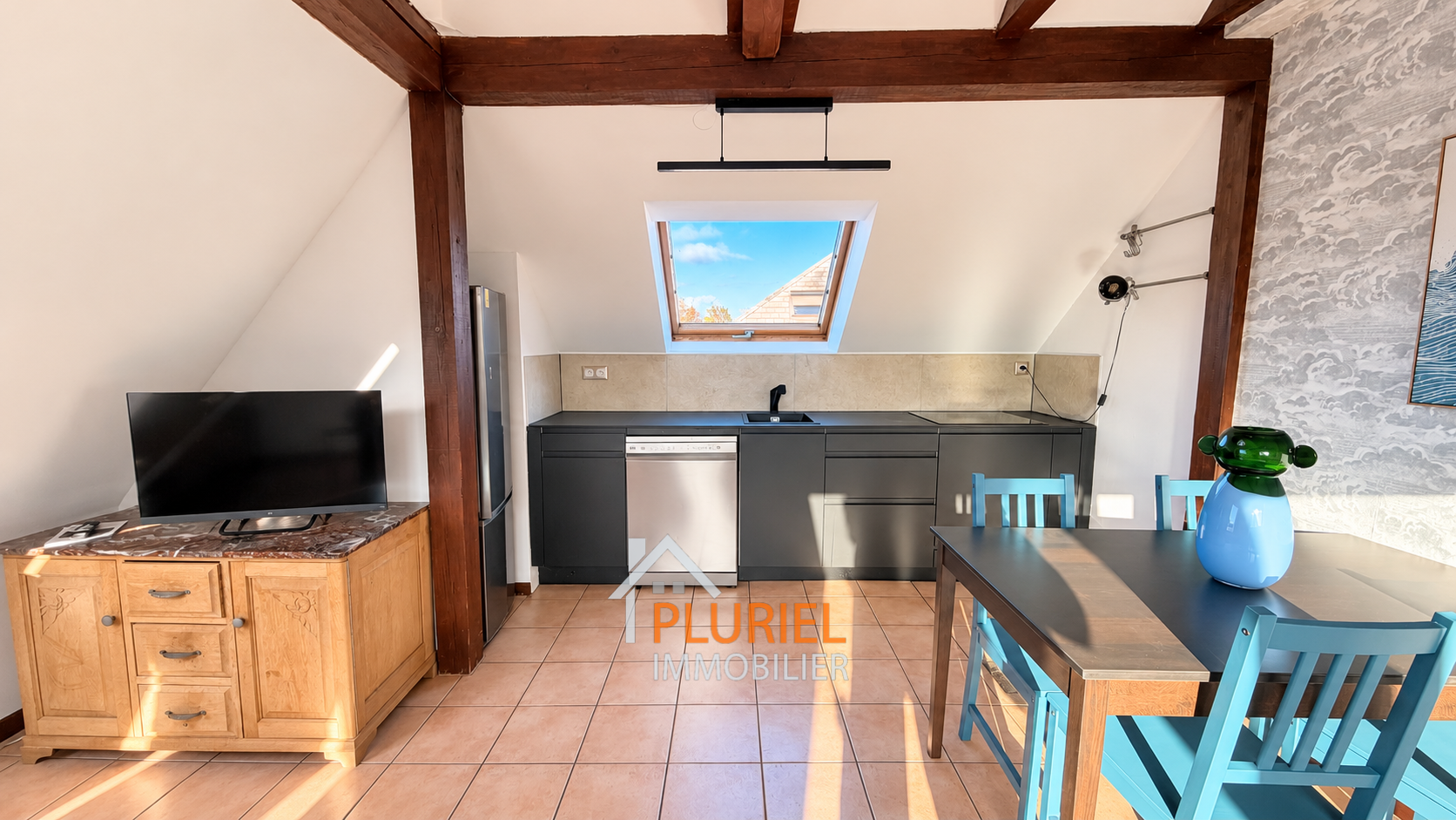 Cuisine loft lumineuse sous les poutres