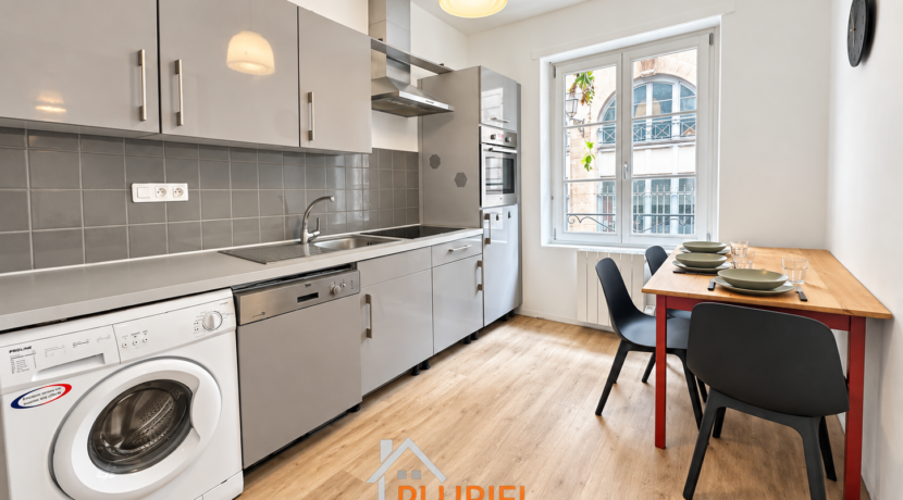 Cuisine moderne avec coin repas lumineux