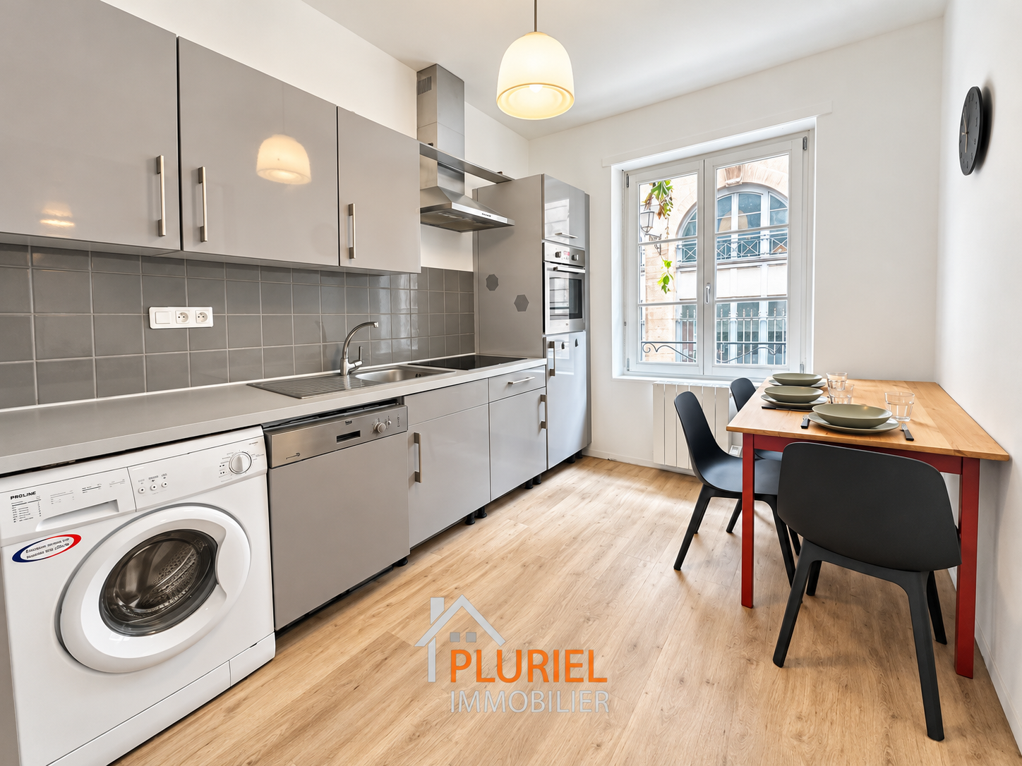 Cuisine moderne avec coin repas lumineux