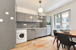 Cuisine moderne avec espace repas lumineux