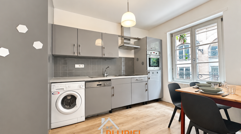 Cuisine moderne avec espace repas lumineux