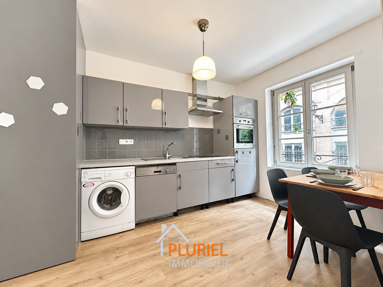 Cuisine moderne avec espace repas lumineux