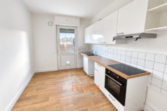 Cuisine moderne blanche avec vue extérieure