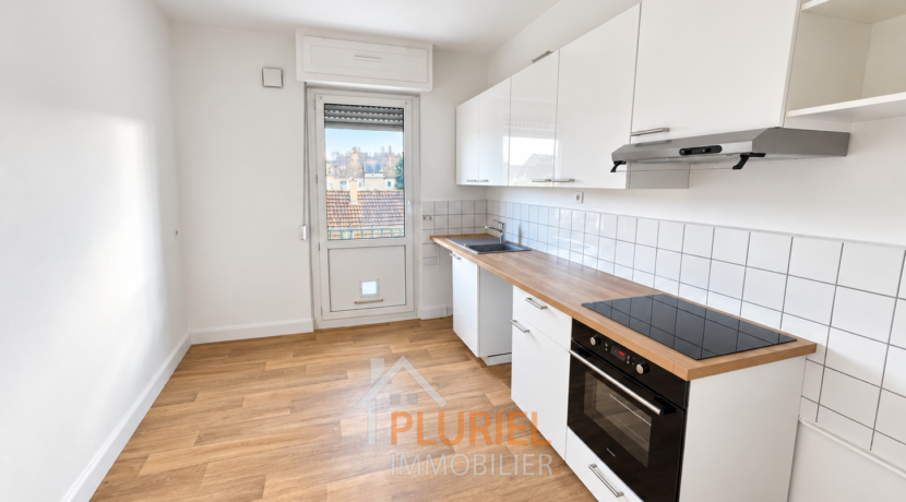 Cuisine moderne blanche avec vue extérieure