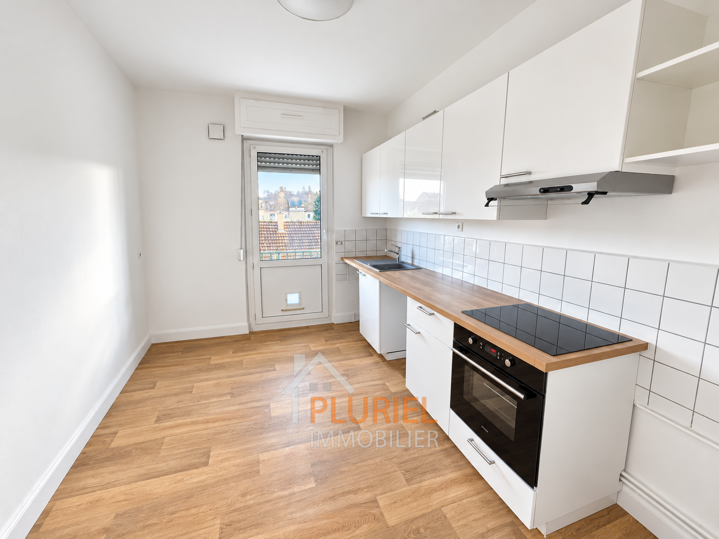 Cuisine moderne blanche avec vue extérieure