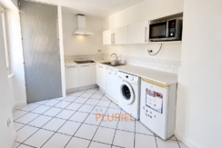 Cuisine moderne blanche et lumineuse