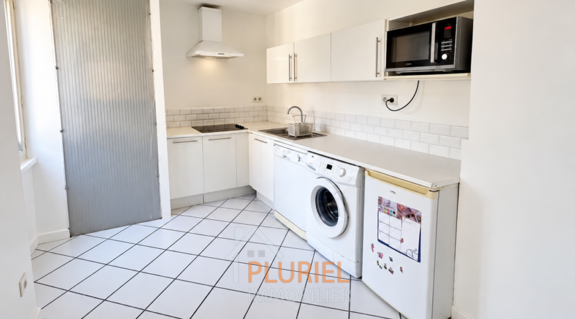 Cuisine moderne blanche et lumineuse