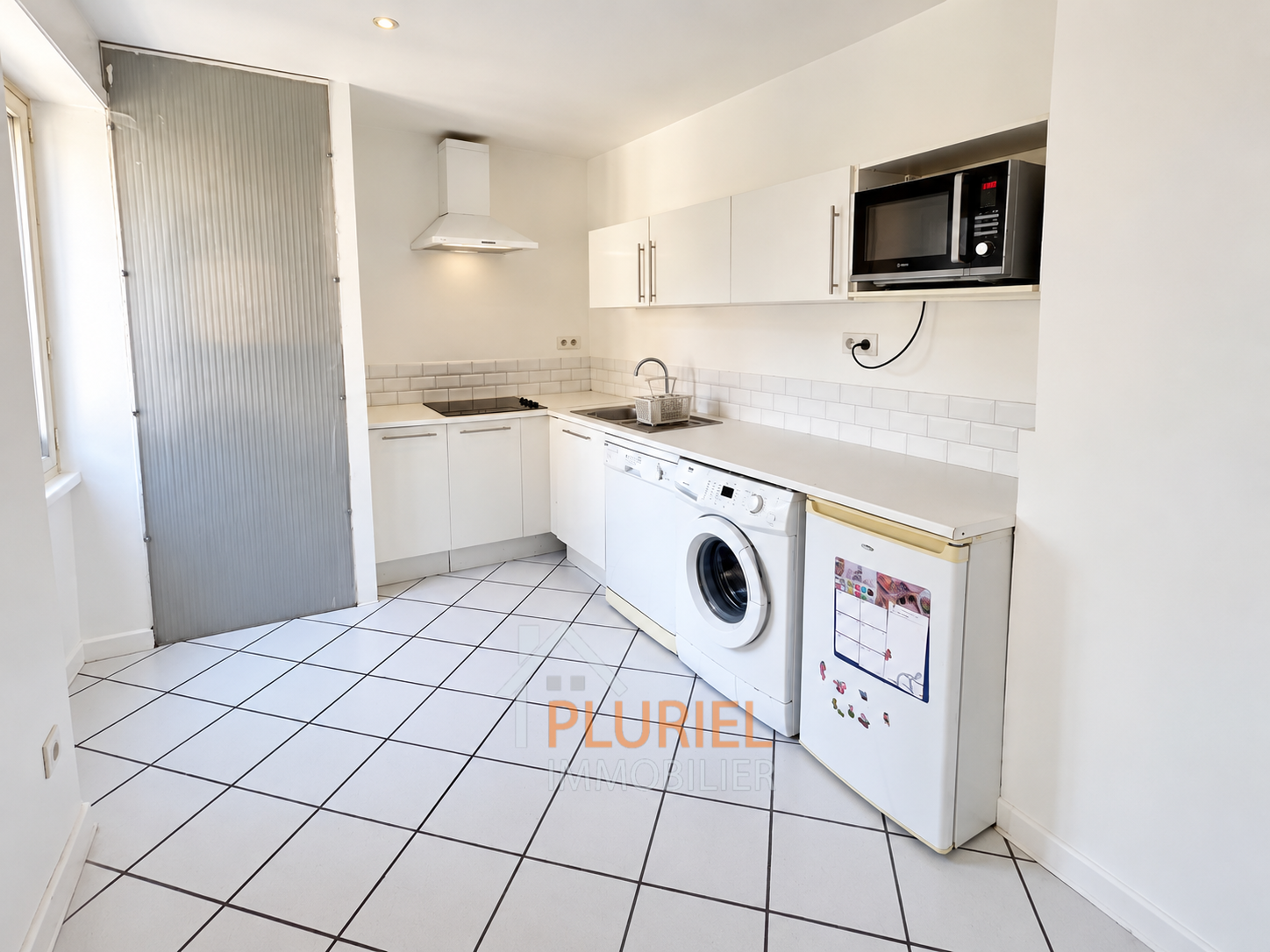 Cuisine moderne blanche et lumineuse