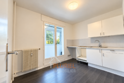Cuisine moderne lumineuse avec balcon végétalisé