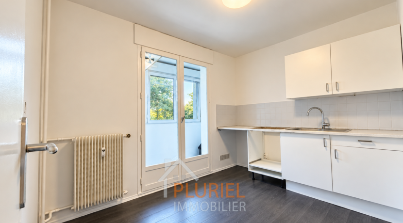 Cuisine moderne lumineuse avec balcon végétalisé