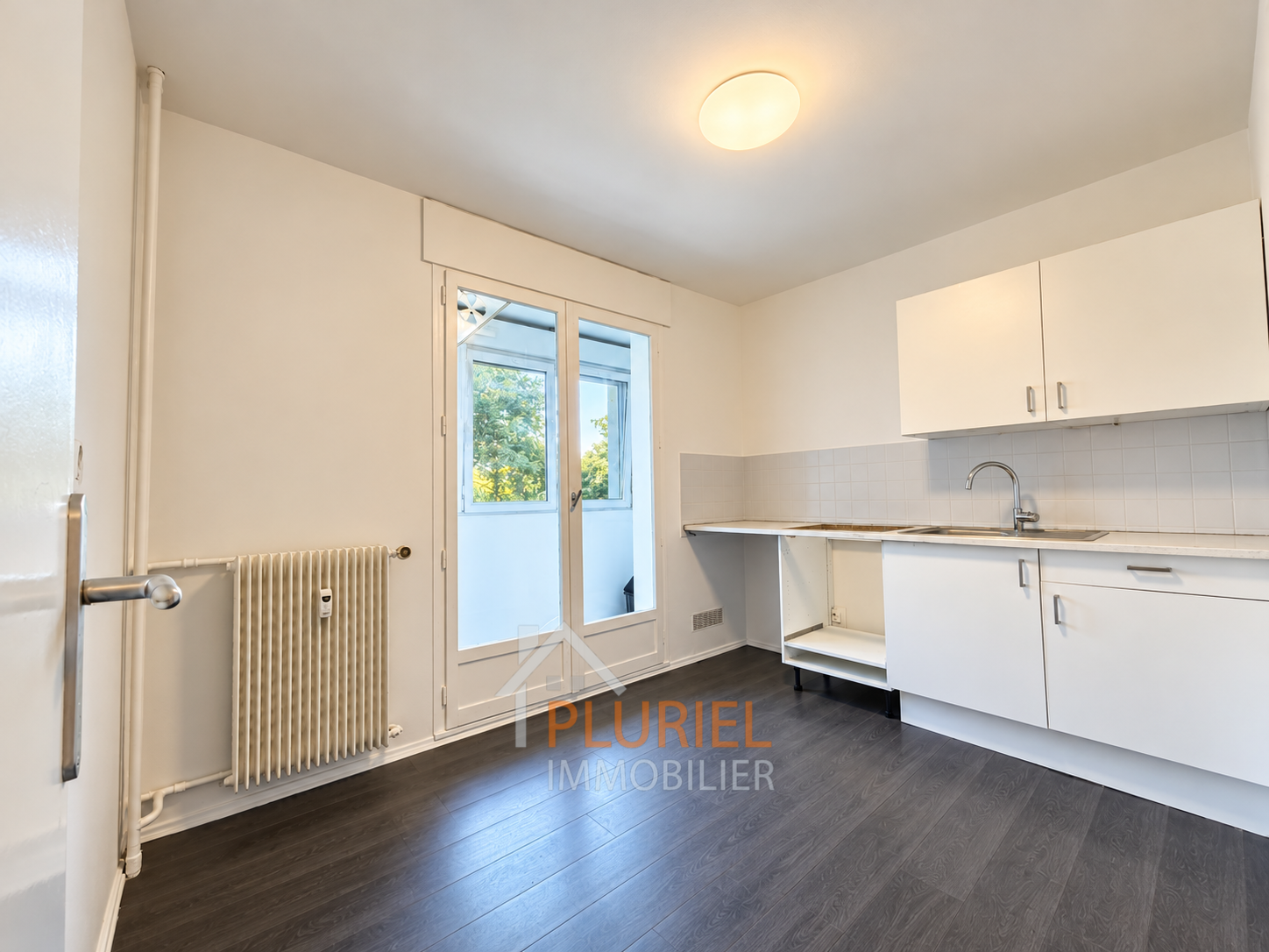 Cuisine moderne lumineuse avec balcon végétalisé