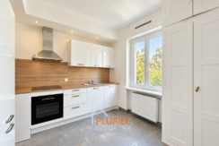 Cuisine moderne lumineuse avec fenêtre sur jardin
