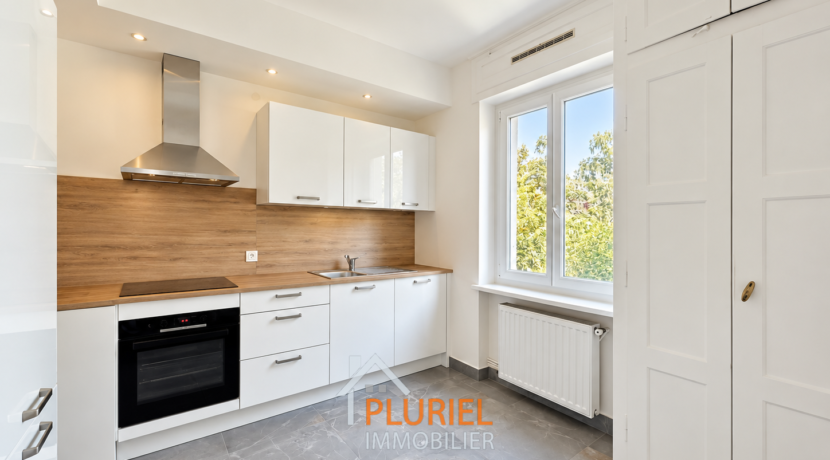 Cuisine moderne lumineuse avec fenêtre sur jardin