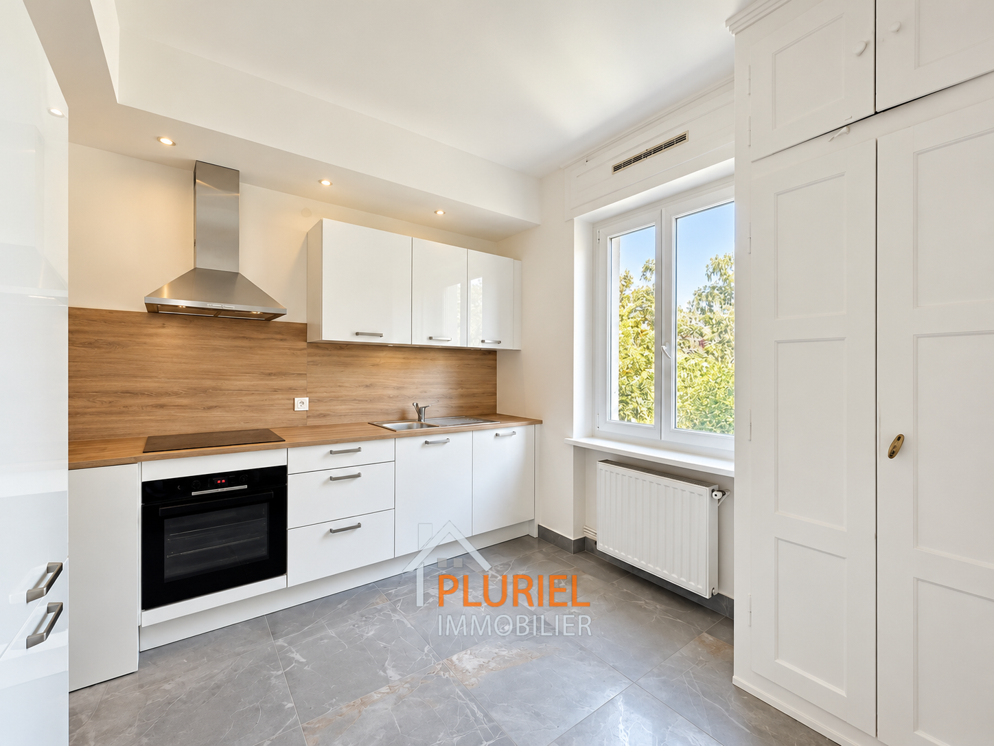 Cuisine moderne lumineuse avec fenêtre sur jardin