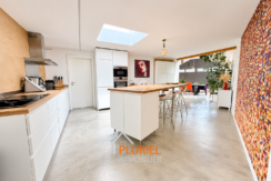 Cuisine moderne lumineuse et colorée