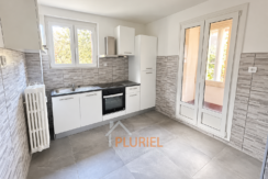 Cuisine moderne lumineuse et minimaliste