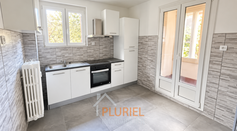 Cuisine moderne lumineuse et minimaliste