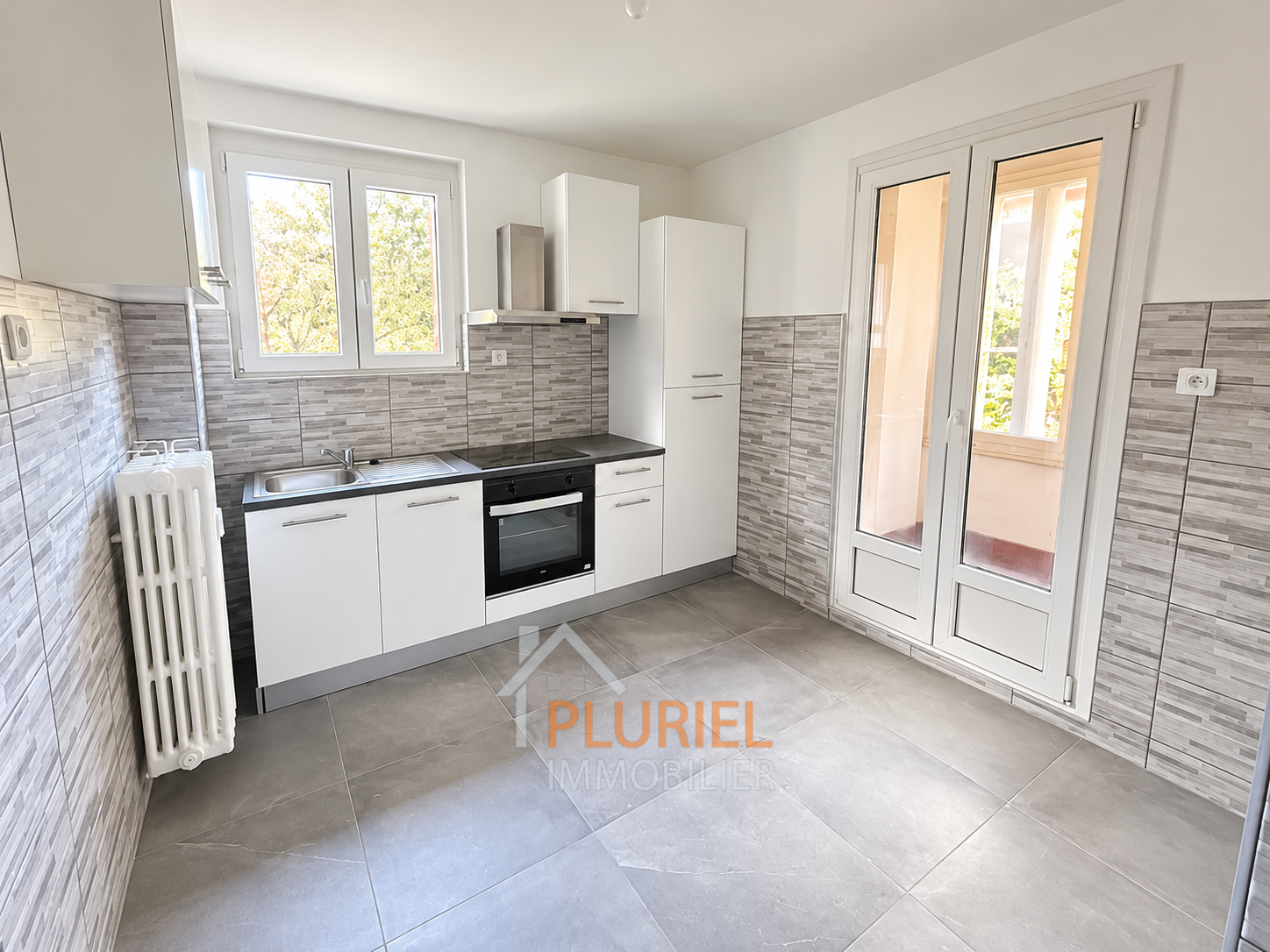 Cuisine moderne lumineuse et minimaliste