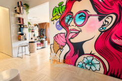 Entrée contemporaine et fresque pop haute en couleur
