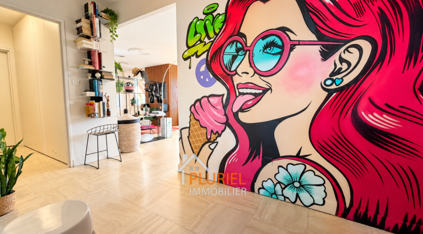 Entrée contemporaine et fresque pop haute en couleur