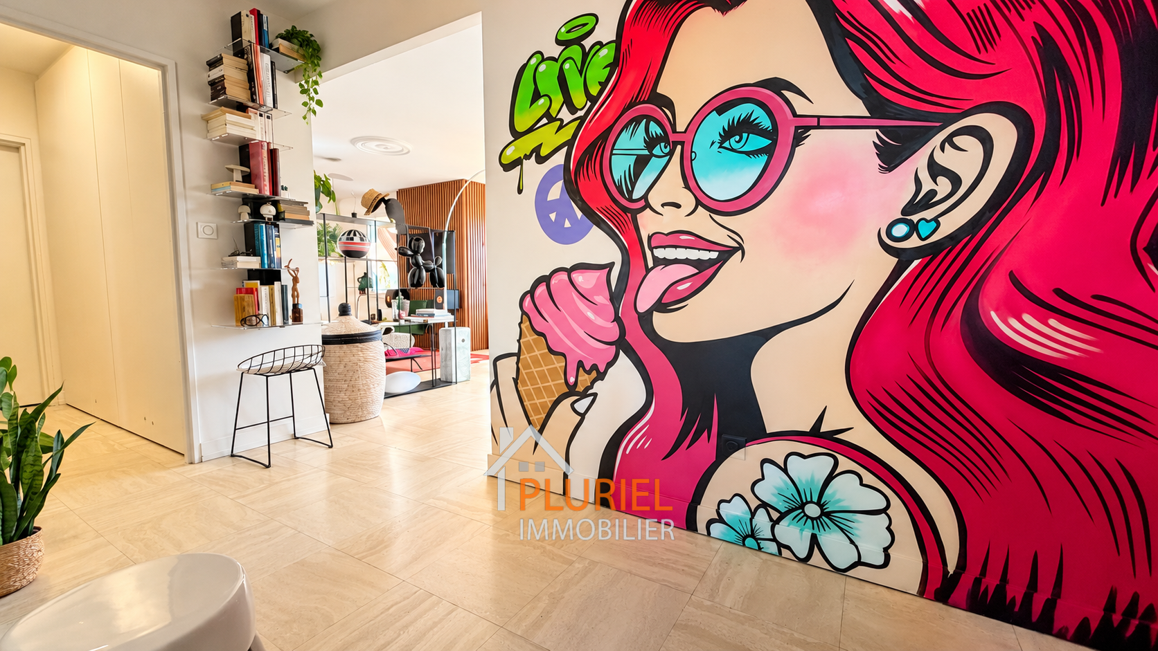Entrée contemporaine et fresque pop haute en couleur