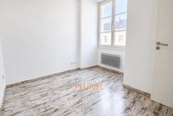 Intérieur blanc lumineux avec fenêtre