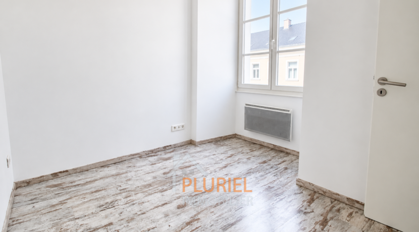 Intérieur blanc lumineux avec fenêtre