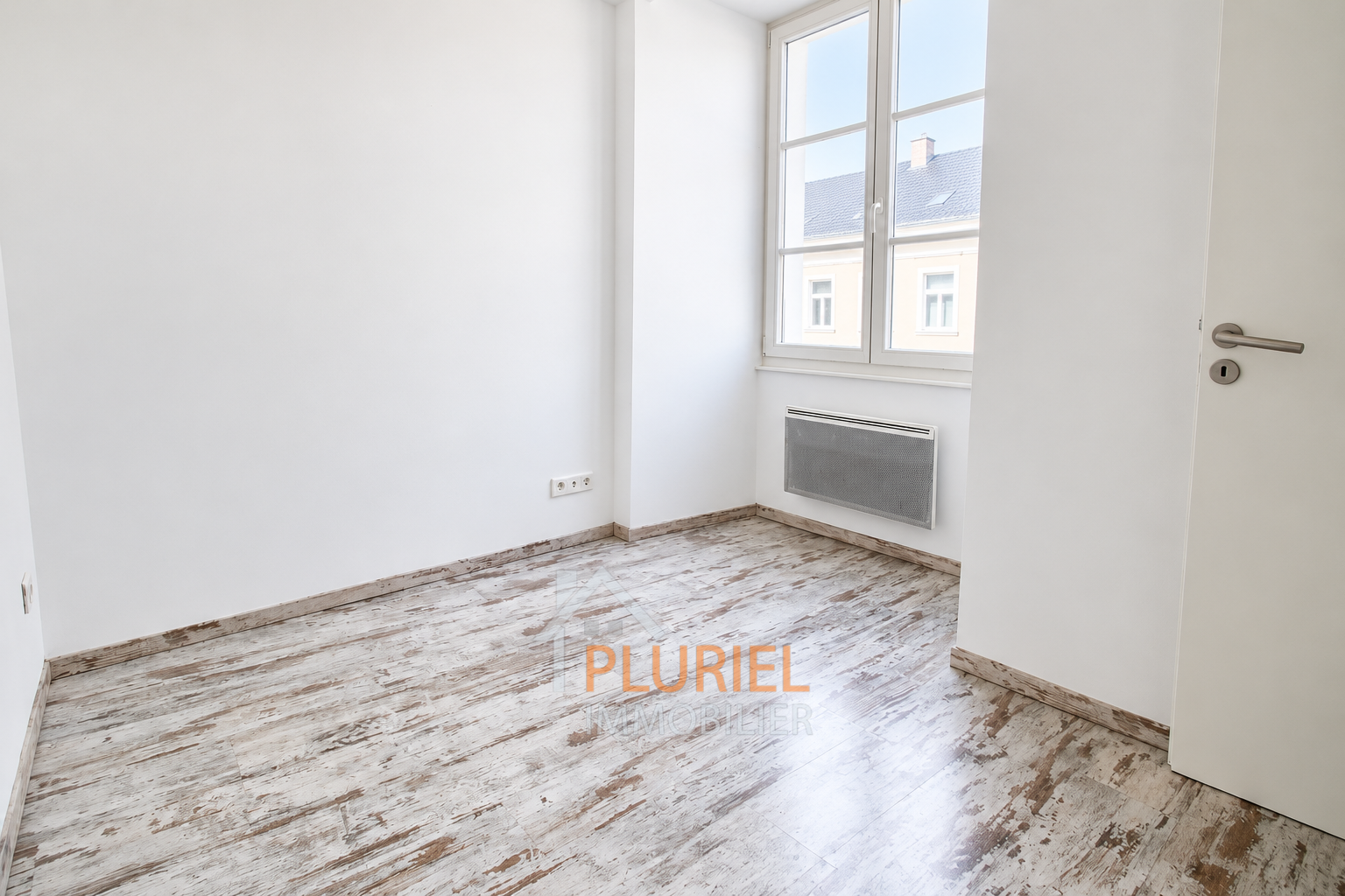Intérieur blanc lumineux avec fenêtre