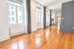 Intérieur d’appartement lumineux et épuré