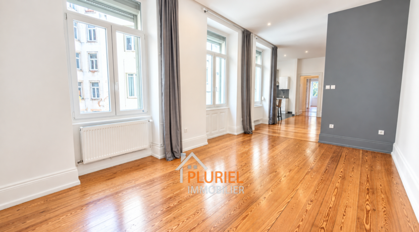 Intérieur d’appartement lumineux et épuré