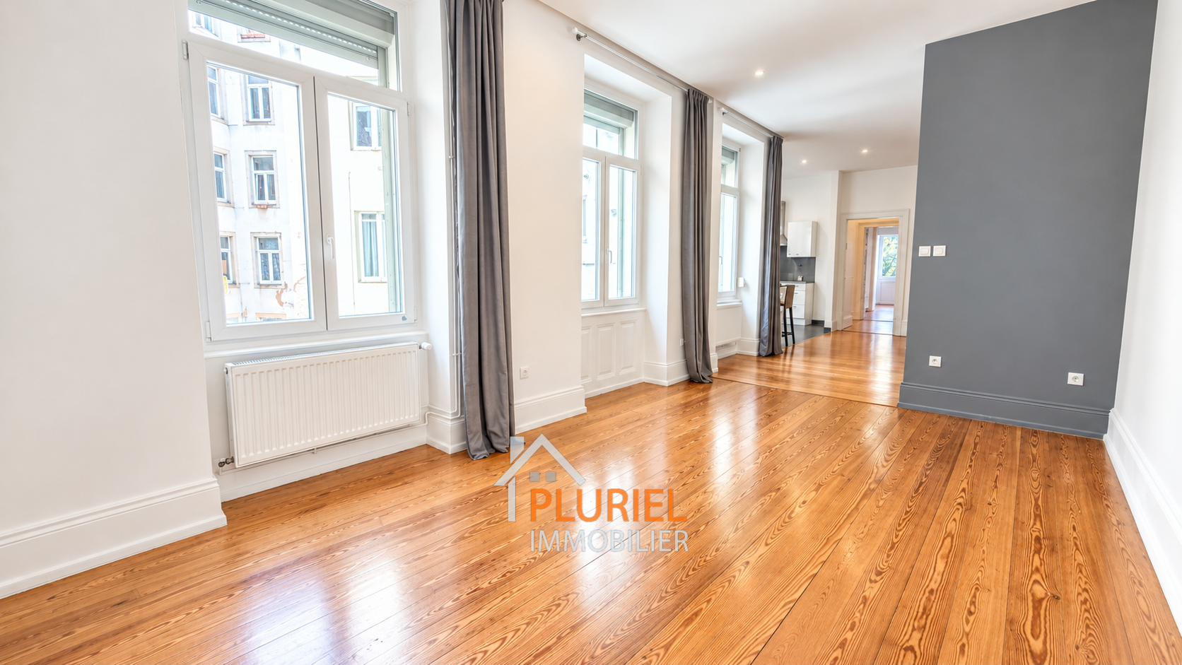 Intérieur d’appartement lumineux et épuré