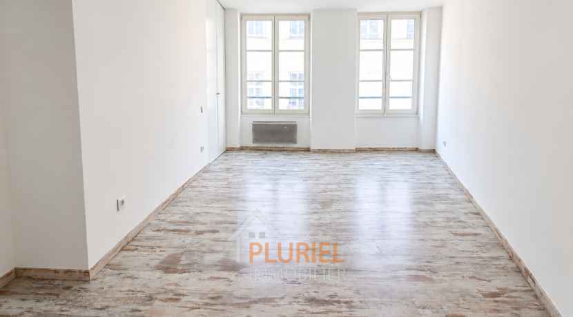 Intérieur lumineux aux fenêtres jumelles
