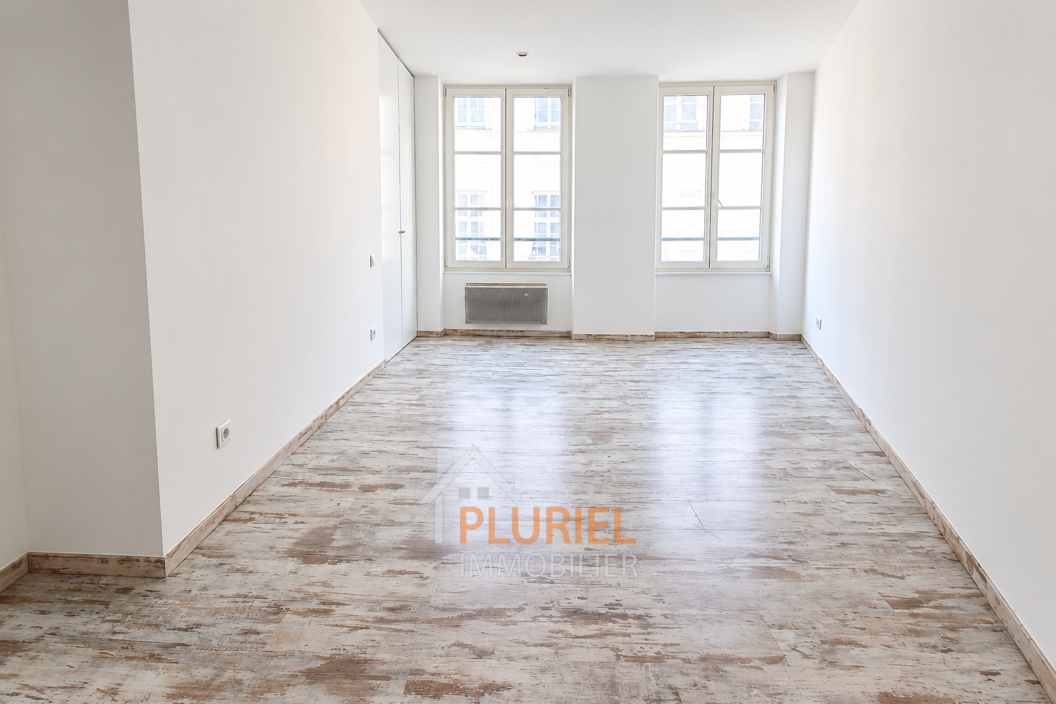 Intérieur lumineux aux fenêtres jumelles