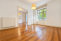 Intérieur lumineux aux parquets chaleureux