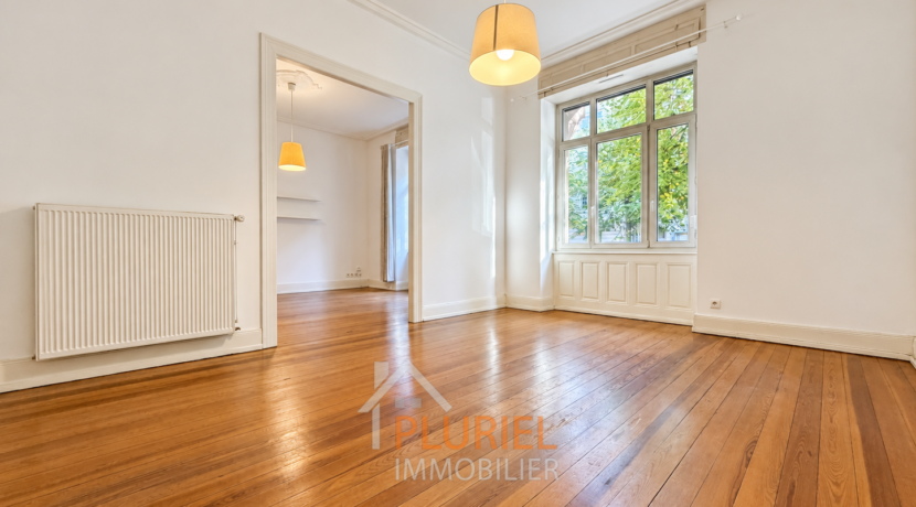 Intérieur lumineux aux parquets chaleureux
